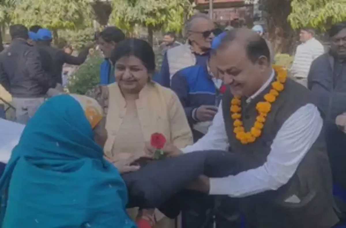 दिल्ली के मालवीय नगर में सफाई कर्मचारियों को सम्मान, विधायक सोमनाथ भारती ने बांटे कंबल